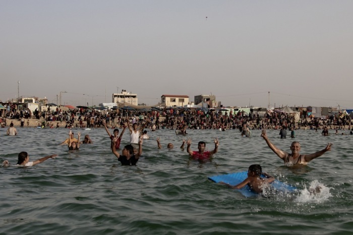 Palästinensische Vertriebene verbringen ihre Zeit am Strand des Lagers Khan Yunis. Foto: epa/Haitham Imad