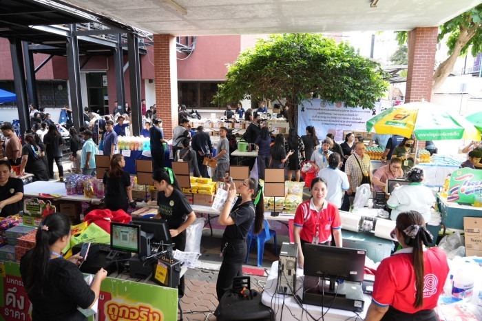Der neue Gemeinschaftsmarkt im Rathaus von Pattaya lockte zahlreiche Besucher an, die günstige Produkte des täglichen Bedarfs einkauften. Bild: TMN.TV