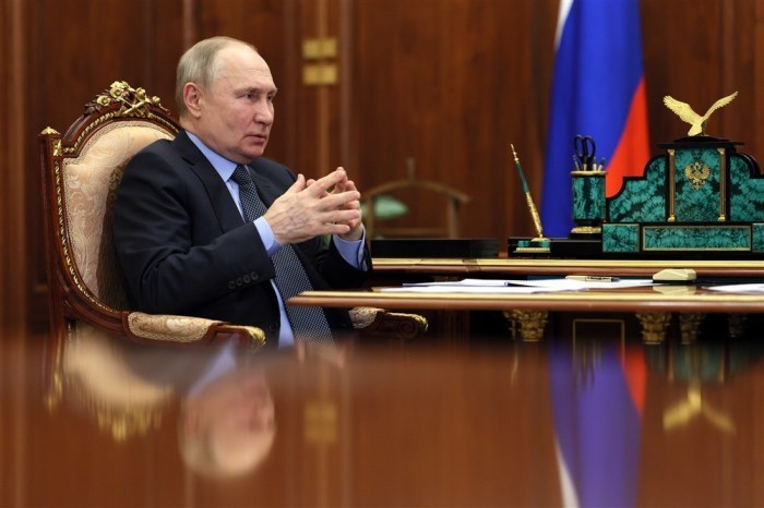 Präsident Wladimir Putin trifft sich mit dem Präsidenten von Rostelecom, Michail Osejewski, im Kreml in Moskau. Foto: epa/Gavriil Grigorov