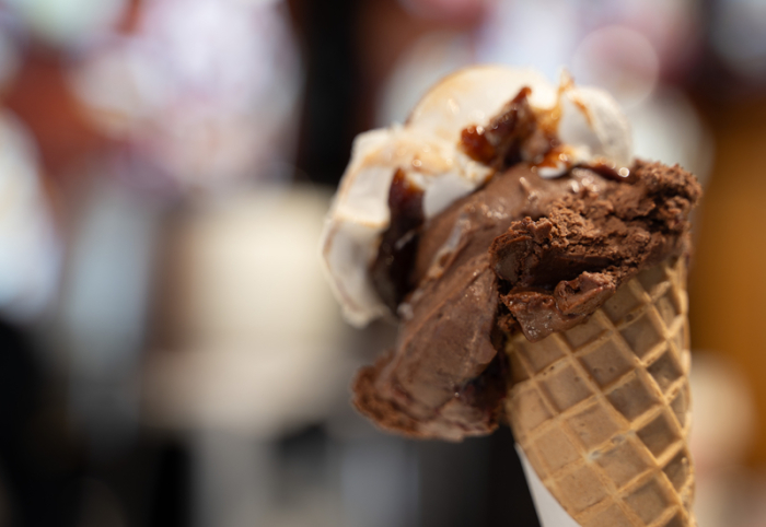 Zwei Kugeln Eis in einer Waffel stehen auf einer Eistheke. (zu dpa: «Zwei Eis (plus Extras) in Rom: 44 Euro») Foto: Markus Lenhardt/dpa