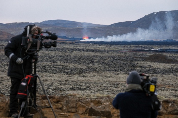 Lavaexplosionen und aufsteigender Rauch nach einem Vulkanausbruch in der Nähe der Stadt Grindavik. Foto: EPA-EFE/Anton Brink