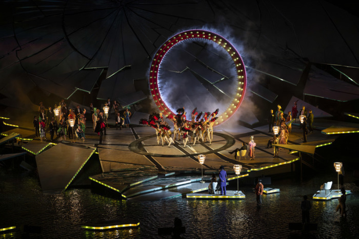 Szene aus der Oper «La Traviata» auf der Bregenzer Seebühne, aufgenommen bei der Fotoprobe in Bregenz, Österreich. Die Oper feiert an diesem Mittwoch Premiere. Foto: Gian Ehrenzeller/Keystone/dpa