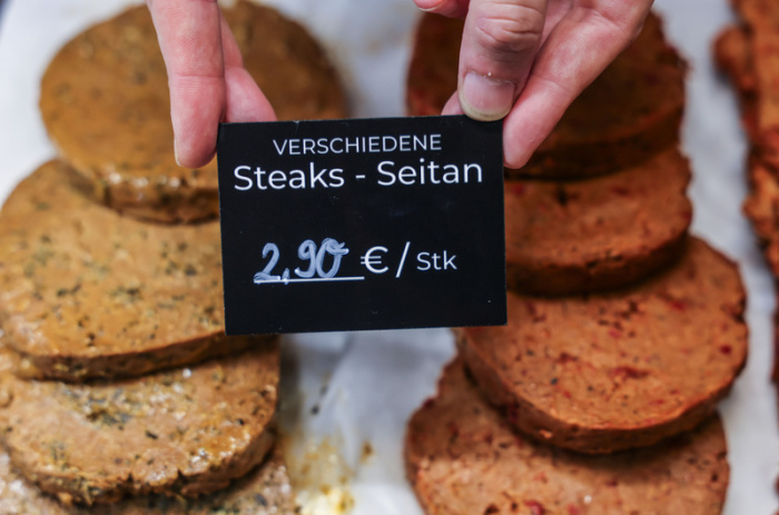 Steaks» aus Seitan liegen in der Veganen Metzgerei in der Auslage. Seitan besteht hauptsächlich aus Weizen-Eiweiß. Foto: Oliver Berg/dpa