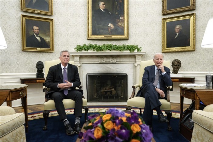 Biden trifft sich mit dem Sprecher des Repräsentantenhauses McCarthy im Oval Office. Foto: epa/Yuri Gripas