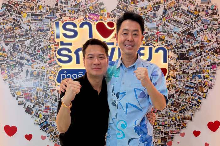 Der designierte stellvertretende Bürgermeister Damrongkieat Pinijkarn (l.) und der wiedergewählte Bürgermeister Poramet Ngampichet (r.) nach Bekanntwerden der inoffiziellen Wahlergebnisse in Pattaya. Bild: Damrongkieat Pinijkarn