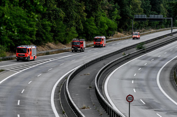 Feuerwehrfahrzeuge fahren über eine leere Autobahn A115, die wegen eines Waldbrandes im Grunewald in Berlin gesperrt wurde. Foto: epa/Filip Singer