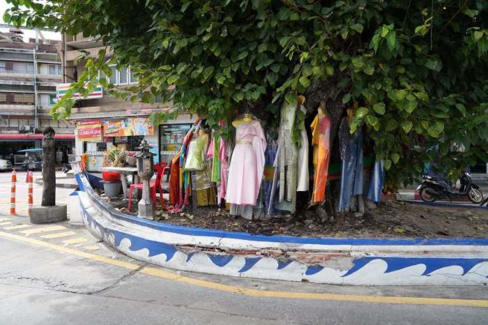 Zahlreiche traditionelle thailändische Trachten waren als rituelle Gaben am Bodhi-Baum auf dem Lan-Pho-Markt in Naklua abgelegt worden. Bild: PR Pattaya