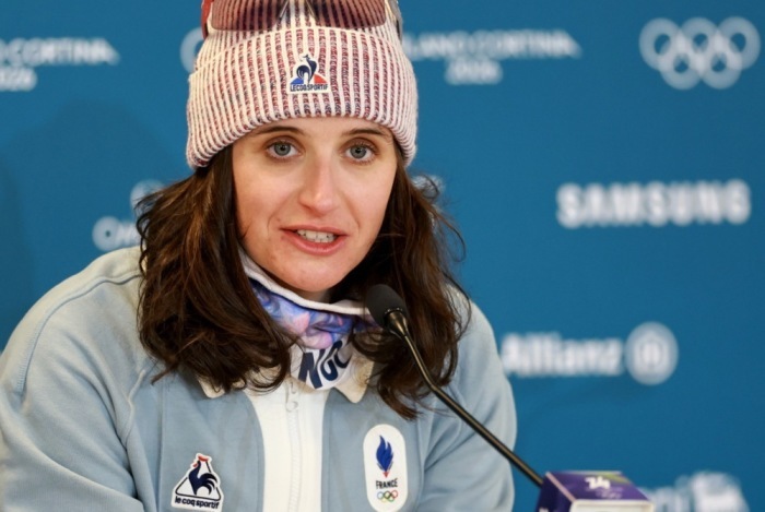 Goldmedaillengewinnerin Julia Simon bei der Pressekonferenz nach dem 15-km-Einzelrennen im Biathlon bei den Winterspielen. Foto: EPA/Pierre Teyssot