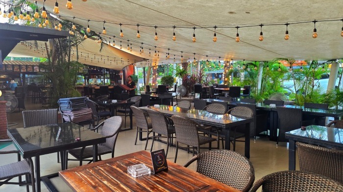 Der großzügige Außenbereich des Outback am Mabprachan Lake bietet Platz für Sportübertragungen, Familien und internationale Gäste. Bild: Outback Sports Bar & Restaurant