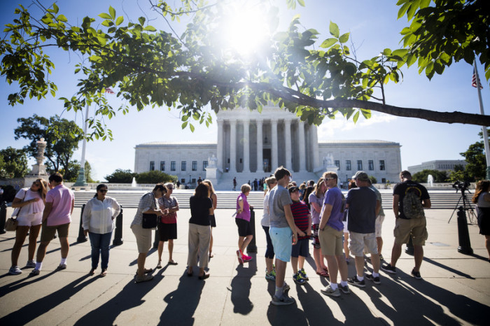  Menschen versammeln sich vor dem Supreme Court in Washington, DC, USA am 26.06.2017. Foto: epa/Jim Lo Scalzo
