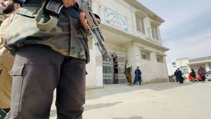 Sicherheitsbeamter bewacht Krankenhaus in Chaman, nachdem Bewaffnete ein Polio-Impfteam an der Grenze dort angegriffen haben!! Foto: EPA/Akhter Gulfam