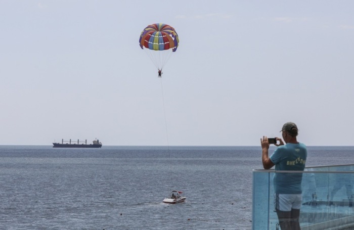 Amateur fotografiert Menschen, die am Schwarzen Meer in Jalta auf der Krim Gleitschirmfliegen üben. Foto: epa/Stringer