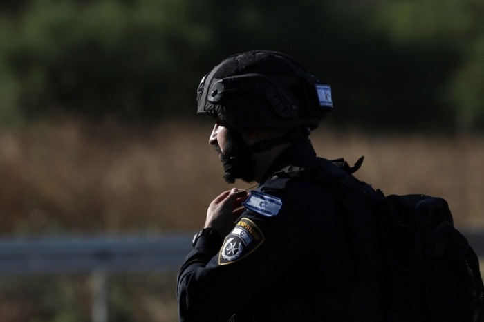 Ein israelischer Polizeibeamter steht Wache. Foto: EPA/Atef Safadi