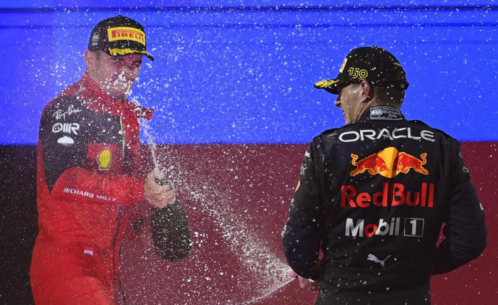Max Verstappen (R), niederländischer Formel-1-Pilot von Red Bull Racing, jubelt auf dem Siegerpodest. Foto: epa/Str