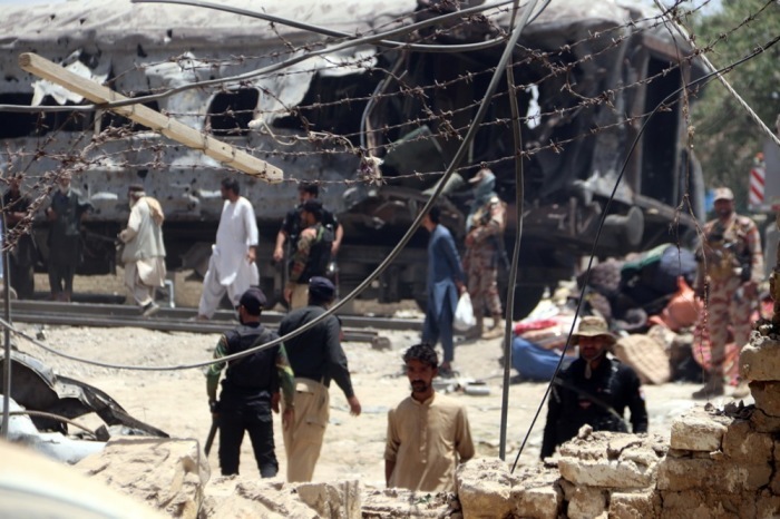 Sicherheitsbeamte und Rettungskräfte untersuchen die zerstörten Waggons am Ort einer tödlichen Zugexplosion in Quetta. Foto: epa/Fayyaz Ahmed