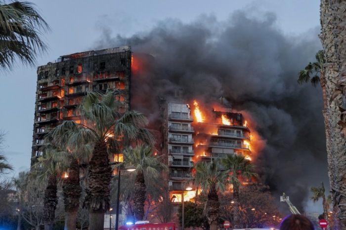 Feuer in Wohnblocks in Valencia fordert vier Tote und 19 Vermisste. Foto: epa/Manuel Bruque
