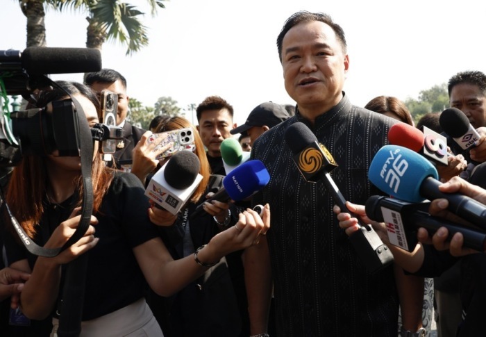 Premierminister Anutin Charnvirakul bekräftigt Thailands neutrale Haltung und kündigt Unterstützungsmaßnahmen für Landsleute in Krisenregionen an. Foto: epa/Rungroj Yongrit