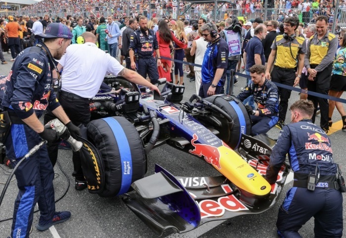 Der Red-Bull-Wagen von Max Verstappen wird vor dem Start des Formel-1-Rennens in Miami auf die Startaufstellung geschoben. Foto: epa/Cristobal Herrera-ulashkevich