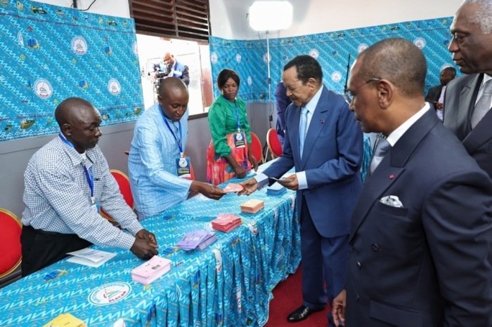 Der kamerunische Präsident Paul Biya gibt seine Stimme bei den Präsidentschaftswahlen in Yaoundé ab. Foto: epa/Rodrigue Ngassi Pouassi