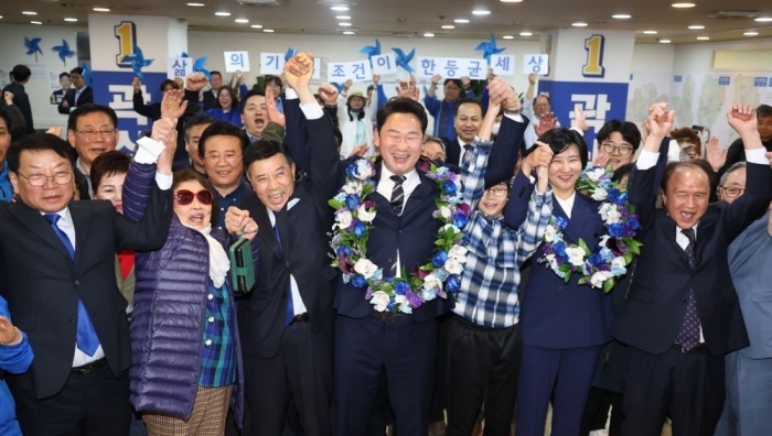 Die Sieger der allgemeinen Wahlen in Südkorea. Foto: epa/Yonhap South Korea Out