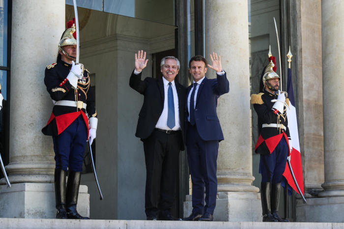 Präsident Macron empfängt den argentinischen Präsidenten Alberto Fernandez in Paris. Foto: epa/Mohammed Badra