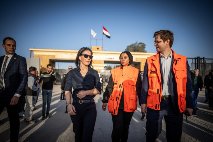 Annalena Baerbock (Bündnis90/Die Grünen), besucht den Grenzübergang zum Gazastreifen in Rafah und spricht mit Mitarbeitern der Deutschen Botschaft. Foto: Michael Kappeler/dpa