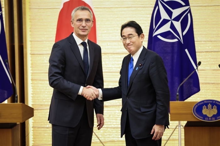NATO-Generalsekretär Jens Stoltenberg (L) und Japans Premierminister Fumio Kishida schütteln sich nach einem gemeinsamen Pressegespräch in Tokio die Hände. Foto: epa/Takashi Aoyama / Pool