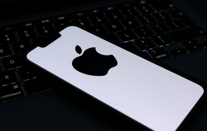Das Logo von Apple ist auf einem Smartphone zu sehen. Mehrere führende KI- und Technologieunternehmen bereiten einen Börsengang vor. Foto: epa/Adam Vaughan