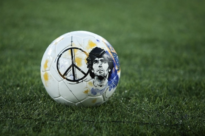 Der Spielball mit dem Porträt des verstorbenen argentinischen Spielers Diego Armando Maradona vor einem Gedenkspiel zu Ehren des verstorbenen argentinischen Spielers. Foto: epa/Federico Proietti