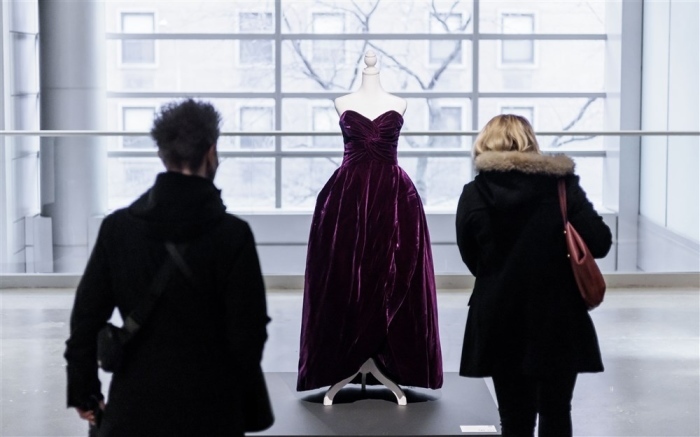 Leute betrachten ein von Victor Edelstein entworfenes Ballkleid, das von Prinzessin Diana getragen wurde und ihr gehörte, während einer Auktionsvorschau bei Sotheby's in New York. Foto: epa/Justin Lane