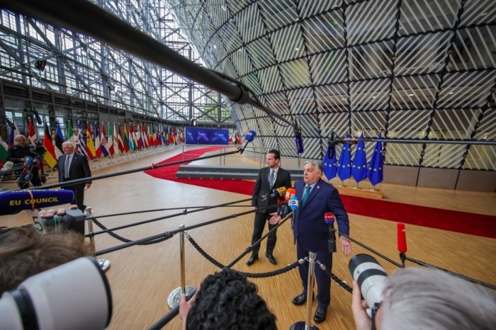 Die Hohe Vertreterin der Europäischen Union für Außenpolitik, Josep Borrell (L) und Ungarns Ministerpräsident Viktor Orban (R) in Brüssel. Foto: epa/Olivier Matthys