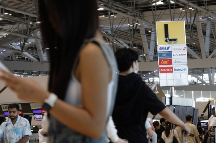 Reisende am Suvarnabhumi Airport in Bangkok: Für Touristen, deren Flüge aufgrund der aktuellen Lage im Nahen Osten gestrichen wurden, stehen in mehreren Städten vergünstigte Hotelangebote zur Verfügung. Foto: epa/Narong Sangnak