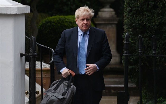 Der frühere britische Premierminister Boris Johnson verlässt sein Haus in London. Foto: epa/Neil Hall