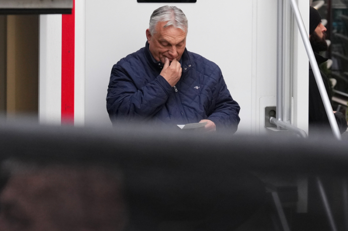 Der ungarische Ministerpräsident Viktor Orban bereitet sich auf seine Wahlkampfveranstaltung vor. Ungarn wählt am 12. April. 2026 ein neues Parlament. Foto: Petr David Josek/Ap/dpa