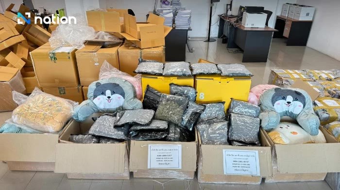 Thailändische Zollbeamte präsentieren die beschlagnahmten 3,1 Tonnen Cannabisblüten im Wert von 140 Millionen Baht, die für den Schmuggel ins Vereinigte Königreich bestimmt waren. Foto: The Nation