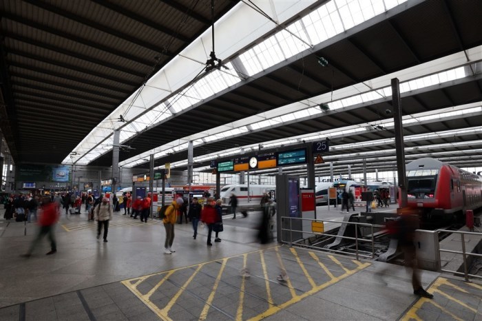 Bundesweite Verkehrsstreiks legen am 27. März den Betrieb der Deutschen Bahn lahm. Foto: epa/Anna Szilagyi