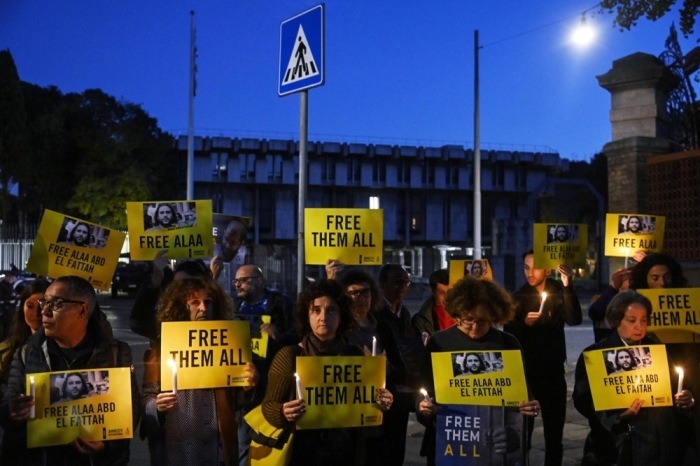 Aktivisten halten Schilder und Kerzen bei einer Mahnwache für Alaa Abd El Fattah vor der britischen Botschaft in Rom. Foto: epa/Riccardo Antimiani