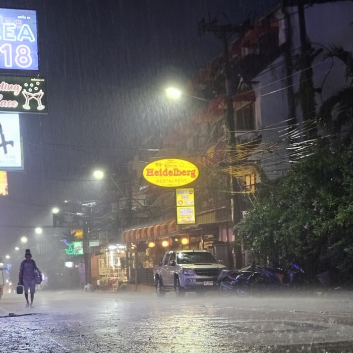 Dichte Regenwolken und kräftige Niederschläge prägen in den kommenden Tagen vielerorts das Wetter in Thailand. Das Wetteramt warnt vor Überschwemmungen, Sturzfluten und rauer See. Foto: Jahner