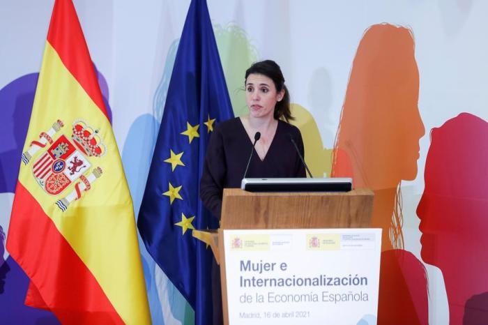 Gleichstellungsministerin Irene Montero hält eine Rede bei der Vorstellung des Berichts der Arbeitsgruppe zur Rolle der Frauen in der spanischen Wirtschaft am Sitz des Industrieministers in Madrid. Foto: epa/Emilio Naranjo