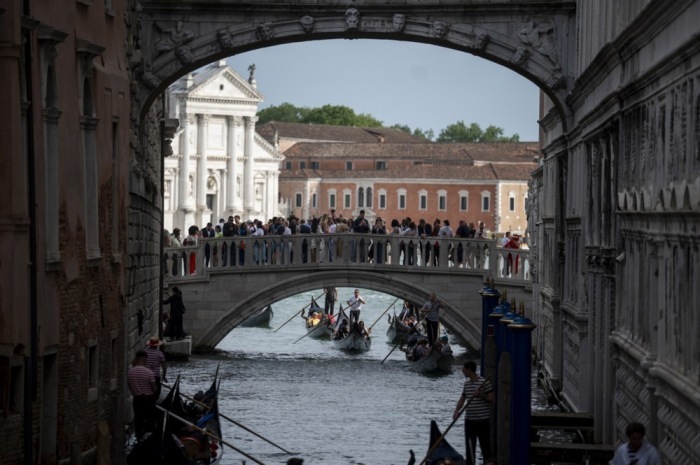 Boote fahren auf einem Kanal in Venedig, wo die 61. Internationale Kunstbiennale vom 9. Mai bis 22. November 2026 stattfindet. Foto: EPA/Zoltan Balogh
