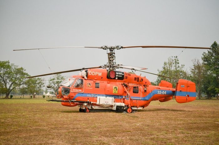 Ein Hubschrauber der Katastrophenschutzbehörde wird zur Unterstützung der Waldbrandbekämpfung in der nördlichen Provinz Chiang Mai eingesetzt. Bild: Department of Disaster Prevention and Mitigation (DDPM)