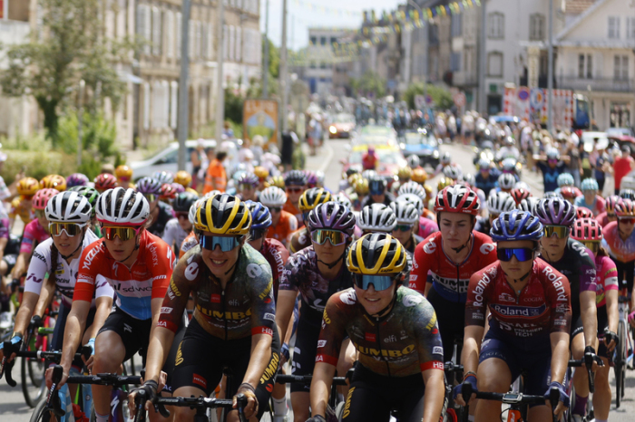 Das Fahrerinnenfeld fährt während der Schlussetappe der Tour de France Femmes hinauf zur Bergankunft auf der Planche des Belles Filles. Foto: Jean-Francois Badias/Ap/dpa