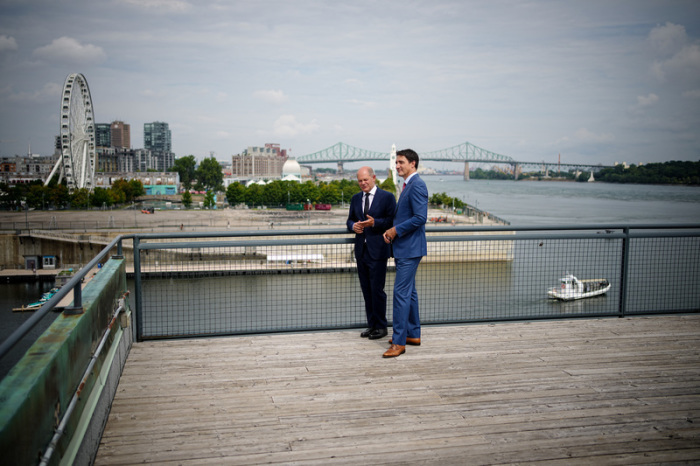 Bundeskanzler Olaf Scholz (SPD) und Justin Trudeau (r), Premierminister von Kanada, unterhalten sich nach der Pressekonferenz. Foto: Kay Nietfeld/dpa