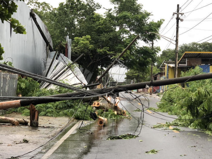 Heruntergefallene Strommasten nach dem Durchzug des Hurrikans Fiona durch das Viertel Colo in Carolina, einer Gemeinde in der Nähe von San Juan, Puerto Rico. Foto: epa/Jorge Muniz