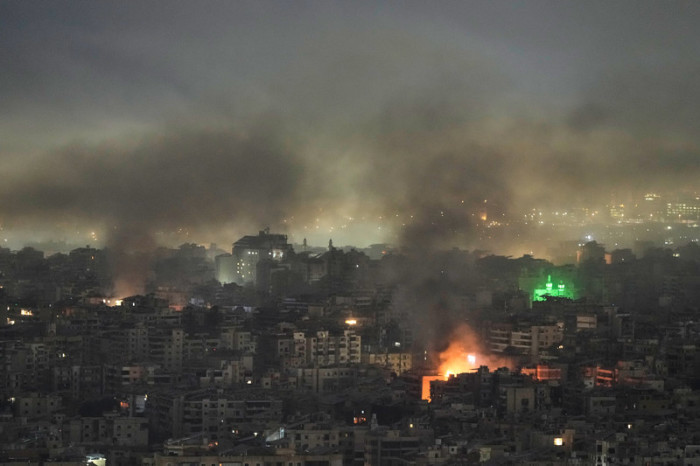 Rauch und Flammen steigen nach israelischen Luftangriffen in Dahija, den südlichen Vororten von Beirut, von Gebäuden auf. Foto: Bilal Hussein/Ap/dpa