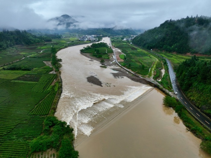 Eine Luftaufnahme einer Drohne zeigt Überschwemmung in Wuyishan der Stadt Nanping in der südostchinesischen Provinz Fujian. Foto: Jiang Kehong/Xinhua/dpa