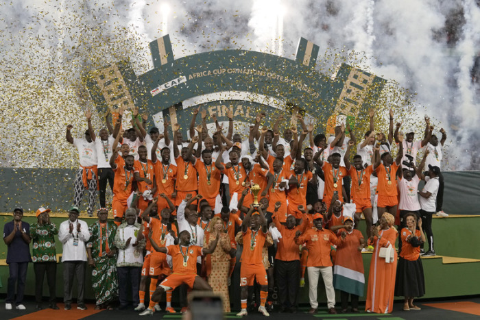 Afrika-Cup, K.o.-Runde, Finale, Nigeria - Elfenbeinküste: Max-Alain Gradel von der Elfenbeinküste hebt den Pokal nach dem Endspiel. Die Elfenbeinküste hat das Spiel mit 2:1 gewonnen. Foto: Themba Hadebe/Ap/dpa
