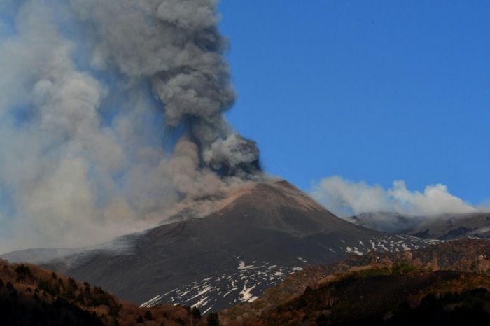Ein Lavastrom fließt die Hänge hinunter, als der Vulkan Ätna aus dem Südostkrater Catania, Sizilien, ausbricht. Foto: epa/Orietta Scardino