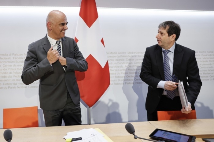 Bundespräsident Alain Berset (L) und Bundesratssprecher Andre Simonazzi (R) stehen am Ende einer Medienkonferenz in Bern auf. Foto: epa/Peter Klaunzer