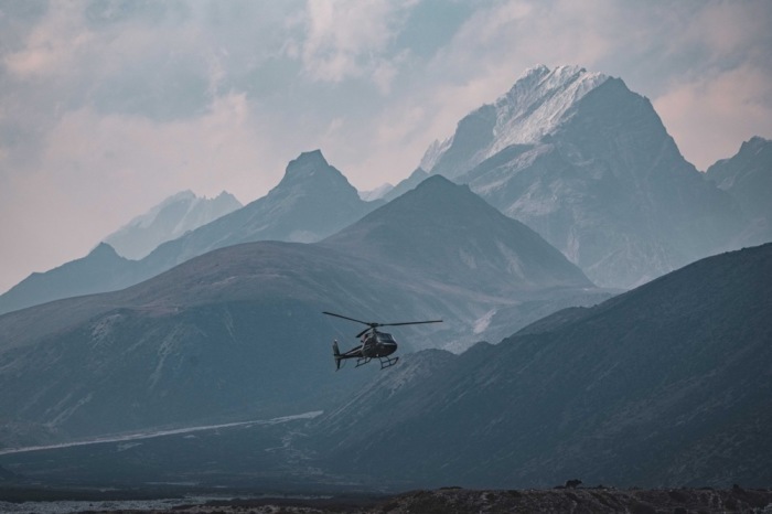Ein Hubschrauber fliegt in der Solukhumbu-Region des Mt. Everest. Foto: epa/Seven Summit Trek / Handout